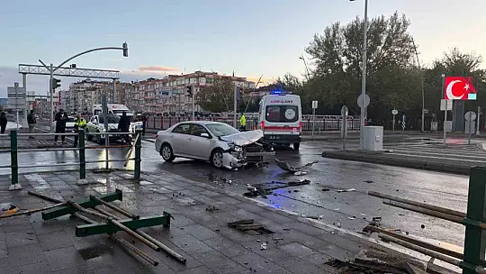 Ticari taksiyle otomobil çarpıştı: 2 yaralı