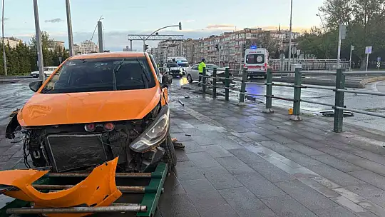 Ticari taksiyle otomobil çarpıştı: 2 yaralı