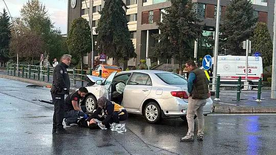 Ticari taksiyle otomobil çarpıştı: 2 yaralı