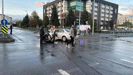 Ticari taksiyle otomobil çarpıştı: 2 yaralı