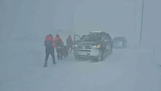 Tipide araçlarıyla mahsur kalan vatandaşları AFAD ekipleri kurtardı