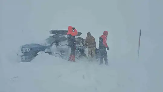 Tipide araçlarıyla mahsur kalan vatandaşları AFAD ekipleri kurtardı