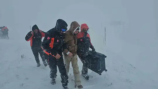 Tipide araçlarıyla mahsur kalan vatandaşları AFAD ekipleri kurtardı