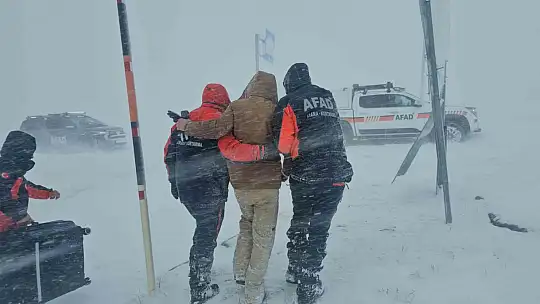 Tipide araçlarıyla mahsur kalan vatandaşları AFAD ekipleri kurtardı