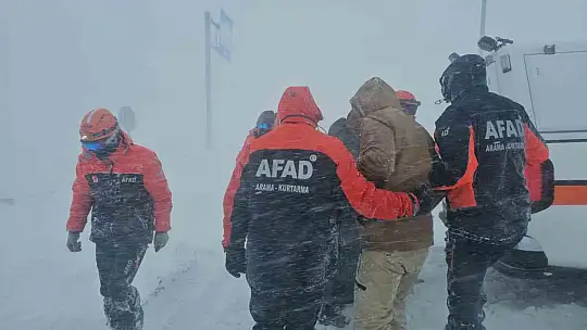 Tipide araçlarıyla mahsur kalan vatandaşları AFAD ekipleri kurtardı