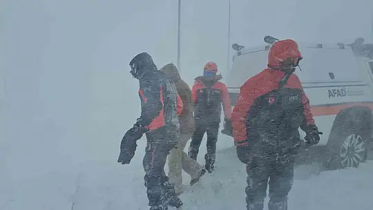 Tipide araçlarıyla mahsur kalan vatandaşları AFAD ekipleri kurtardı