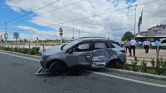 Tır halk otobüsüne ve otomobile çarptı: 8 yaralı