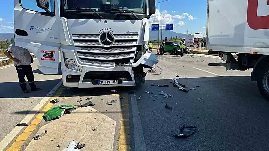 Tır ile otomobil çarpıştı: 4 yaralı