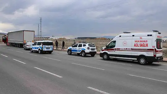 Tırın altında ölü bulundu