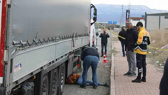 Tırın altında ölü bulundu