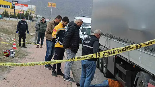 Tırın altında ölü bulundu