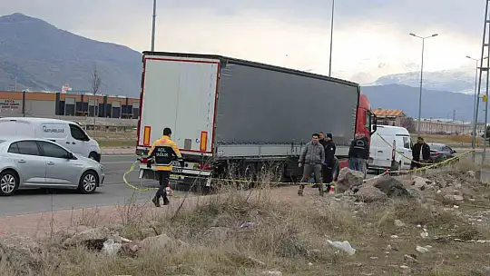 Tırın altında ölü bulundu