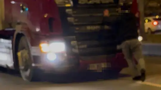 Tırın önüne atladı, trafiği kilitledi