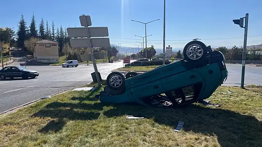 Tırla çarpışan otomobil takla attı: 1'i ağır 4 yaralı
