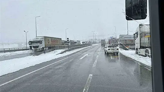 Tırların ulaşımına kar engeli