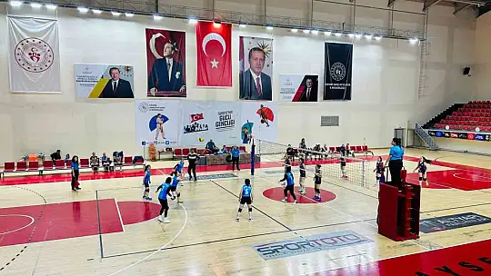Tomarza Belediyespor Kız Voleybol Takımı rakibini 3-0 mağlup etti