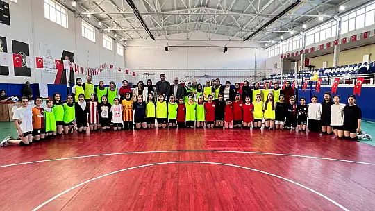Tomarza'da 'Anne ve Kızları Voleybol Turnuvası' dolu dolu geçti