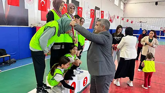 Tomarza'da 'Anne ve Kızları Voleybol Turnuvası' dolu dolu geçti