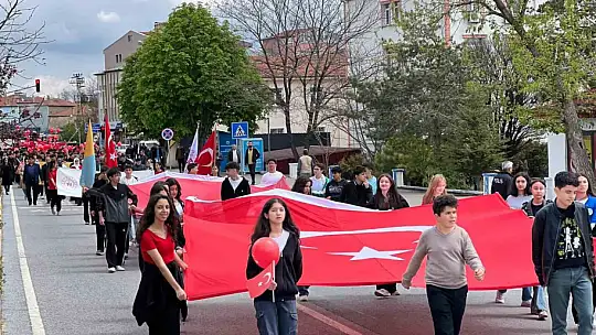 Tomarza'da coşkulu Gençlik yürüyüşü