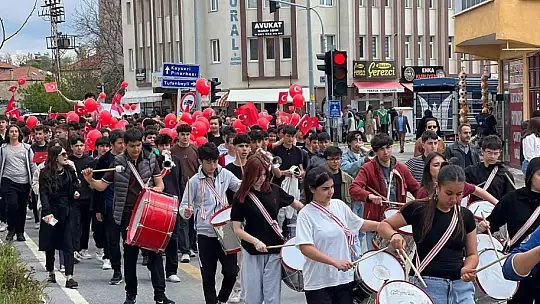 Tomarza'da coşkulu Gençlik yürüyüşü