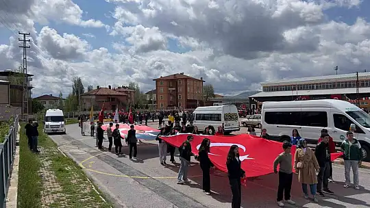 Tomarza'da coşkulu Gençlik yürüyüşü