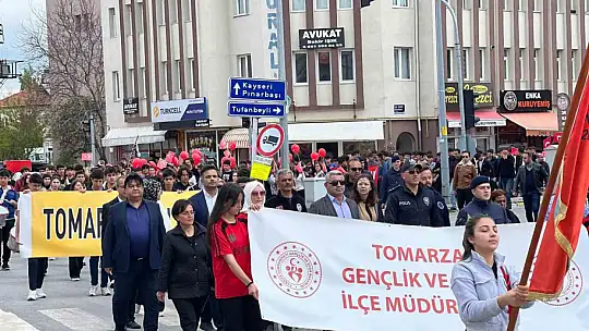 Tomarza'da coşkulu Gençlik yürüyüşü
