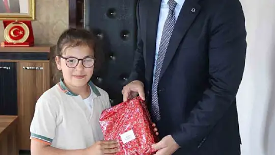Tomarza'da en çok kitap okuyan öğrenciler ödüllendirildi