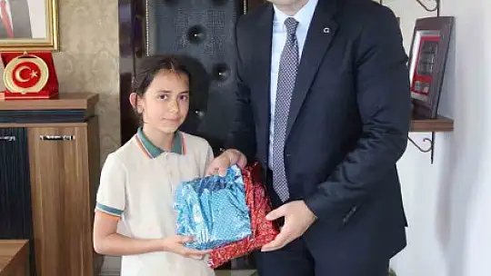 Tomarza'da en çok kitap okuyan öğrenciler ödüllendirildi