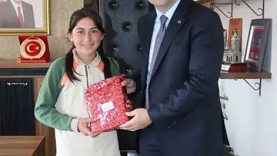 Tomarza'da en çok kitap okuyan öğrenciler ödüllendirildi