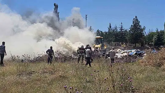 Tomarza'da lastik yangını ekiplerin hızlı müdahalesi ile söndürüldü