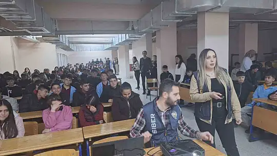 Tomarza'da lise öğrencilerine siber güvenlik semineri verildi