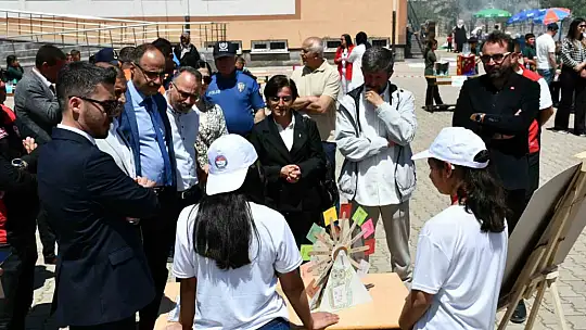 Tomarza'da öğrenciler, Bilim Fuarı'nda hünerlerini sergiledi