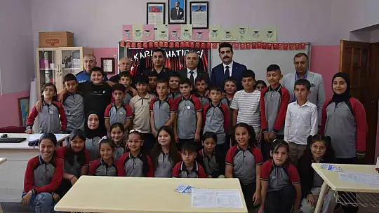 Tomarza'da protokol, öğrencilerin karne heyecanına ortak oldu