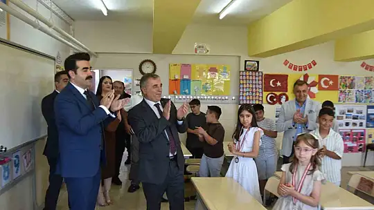 Tomarza'da protokol, öğrencilerin karne heyecanına ortak oldu