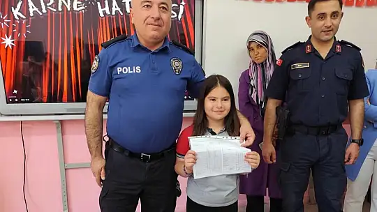 Tomarza'da protokol, öğrencilerin karne heyecanına ortak oldu