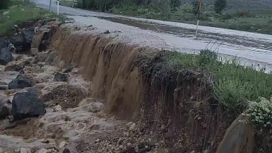 Tomarza'da sağanak etkili oldu, ana yol sular altında kaldı