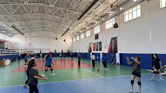 Tomarza'da voleybol kursları Ramazan'da da hız kesmiyor