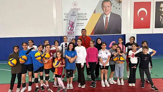 Tomarza'da voleybol kursları Ramazan'da da hız kesmiyor