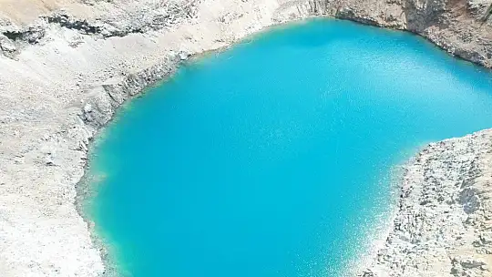 Tomarza'nın doğa harikası Mavi Göl, görenleri etkiliyor