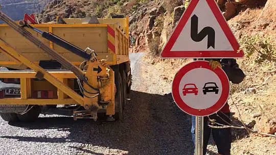 Tomarza'nın Pusatlı mahallesinde yol güvenliği artırıldı