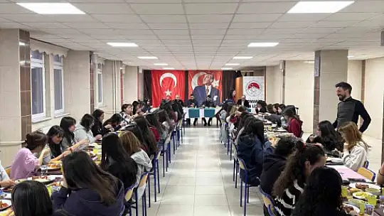 Tomarza protokolü öğrencilerle iftarda buluştu