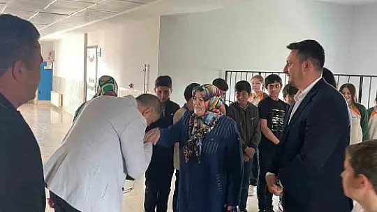 Tomarzalı şehidin ailesi isminin verildiği okulda ağırlandı