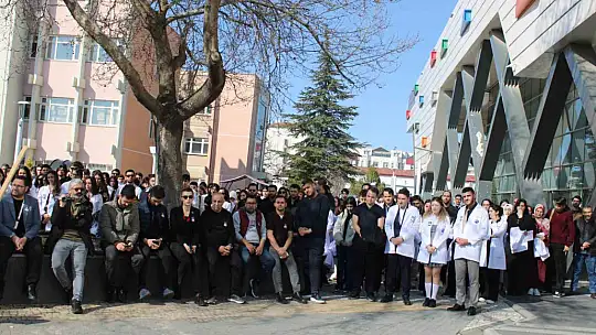 Trafik kazasında hayatını kaybeden Yaren, okuduğu fakültede anıldı