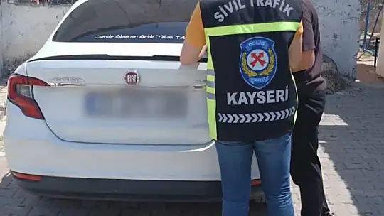 Trafikte araçtan inerek, otomobili tekmeleyen sürücüye 180 bin TL ceza yazıldı