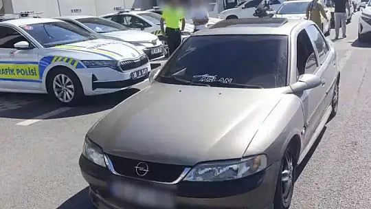 Trafikte araçtan inerek, otomobili tekmeleyen sürücüye 180 bin TL ceza yazıldı