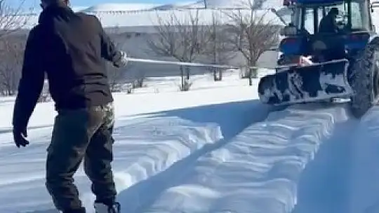 Traktör arkasında kayak keyfi
