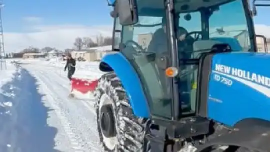 Traktör arkasında kayak keyfi