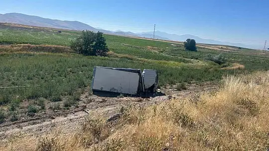 Traktörle çarpışan kamyonet yan yattı