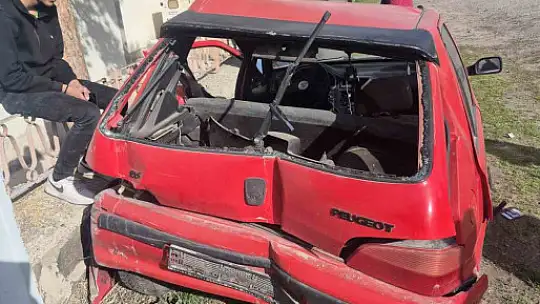 Traktörle otomobilin çarpıştığı kaza kamerada: 2 yaralı