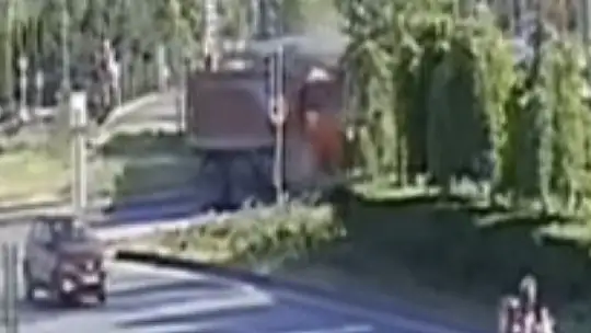 Tramvay ve kamyonun çarpıştığı kaza kamerada